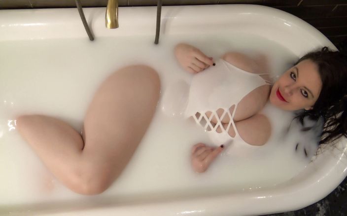 Lovely Lilith: El baño de leche grandota de la encantadora Lilith provoca 4k