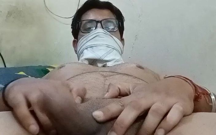 Rockko234: Marido gay indio mostrando su polla morena en la cama