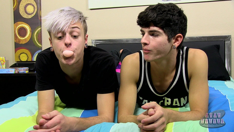 Bare Twinks: Пареньки без презерватива с круглой жвачкой