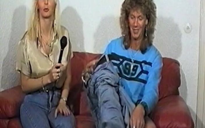 German Amateur Videos: Лесбо из Германии трахнул пальцами ее друг в любительском видео