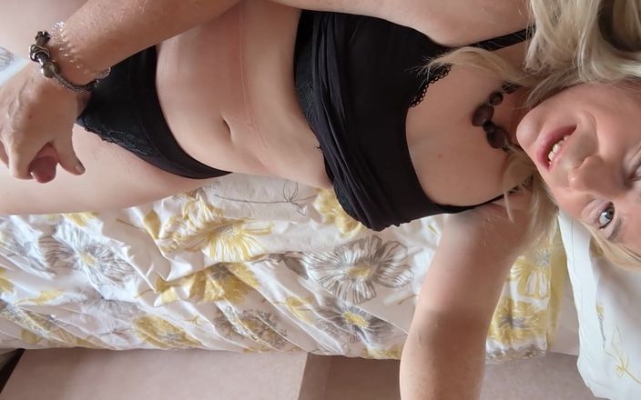 NikkiGee: A Little Time in Bed with Nikki