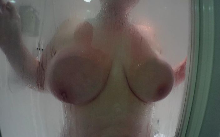 Lucysbigtits: За грудастой милфой шпионят в душе, мыла мои большие сиськи