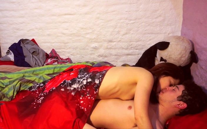 Kyle Smith: Una joven pareja enamorada teniendo sexo apasionado termina en chorreo...