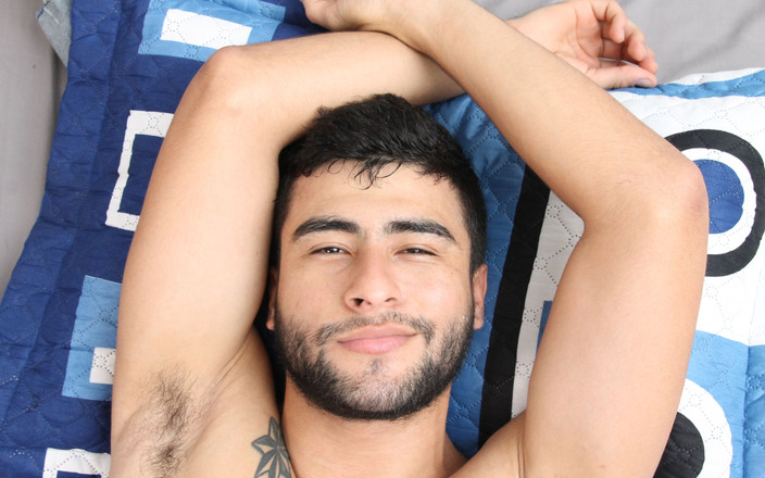 Latino boys porn: Мастурбирую, наблюдая за огромным членом