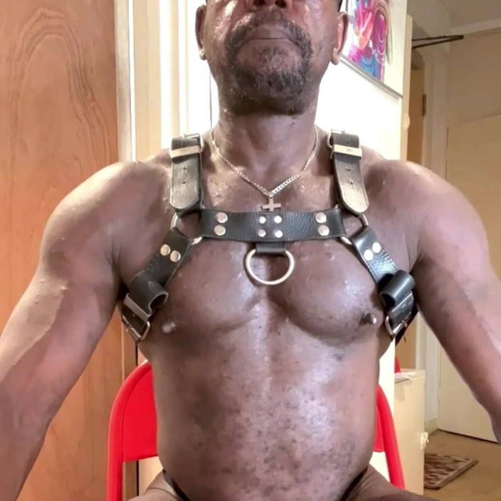 Black smoking muscle stepdad: Гибкая кожаная сбруя с дымом и порцией спермы, сессия с убором спермы