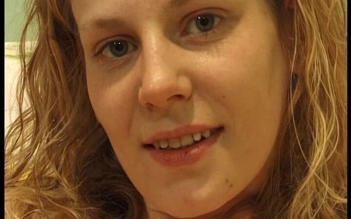 YOUR FIRST PORN: Bei Studentin Susi Passt Der Dildo Locker Rein - Dildo Studenta...