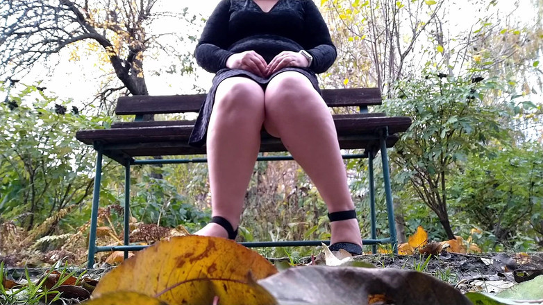 Elena: BBW pissar genom hennes trosor med benen spridda breda medan...