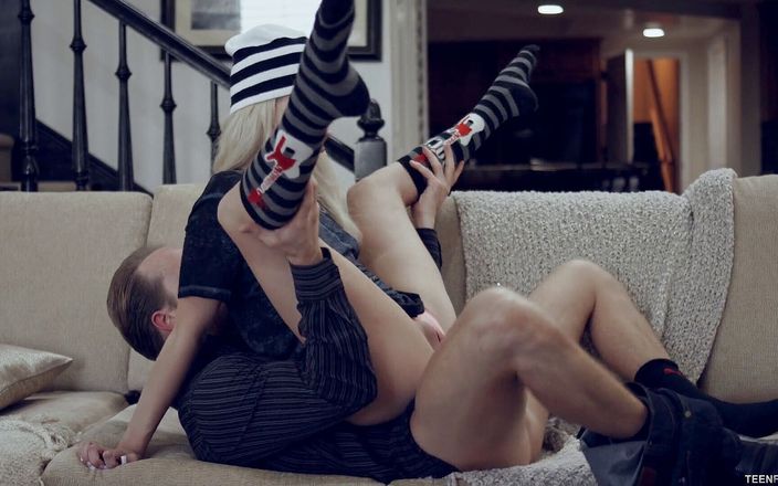 Pornfidelity: Pequeña hijastra quiere que papá se corra dentro de ella