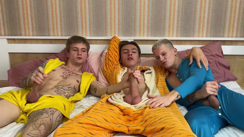 Ethan Lestray: The Games of Three Twinks Grew Into a Juicy Fuck,...
