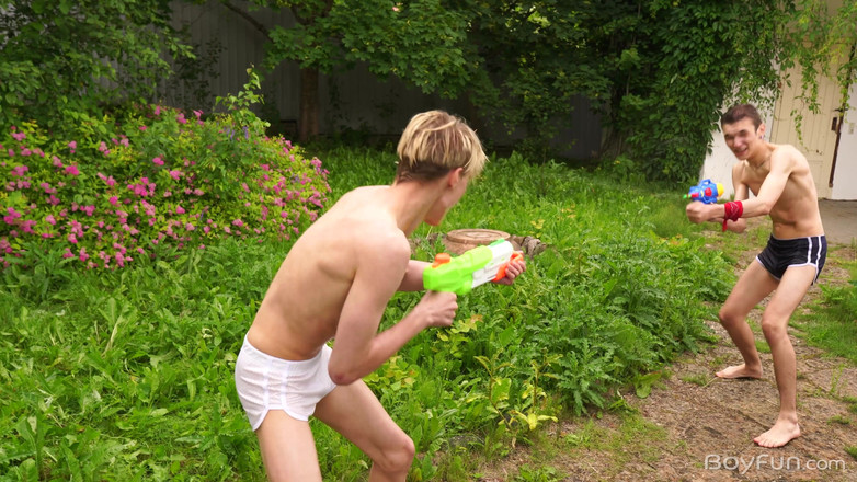 Boyfun: Wielki kutas bez siodełka Trójkąt pełen twinksów
