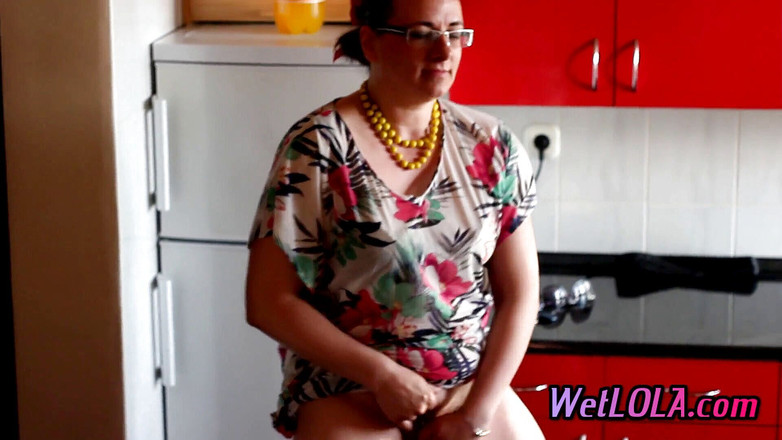 Wet Lola: Reife frau trinkt saft und pinkelt auf dem Küchenboden, während...