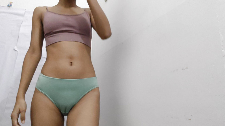 desigirl93: Hermosa fitness corporal tetas calientes sexy presionando tus tetas frotando...