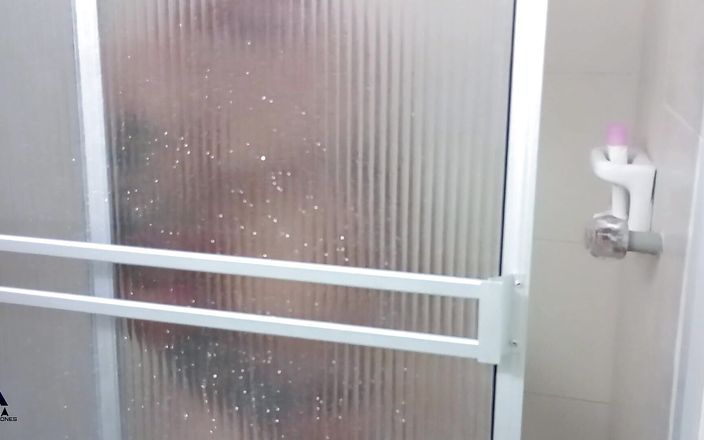 Ferragamo: Minha meia-irmã entra enquanto estou tomando banho e me aquece...