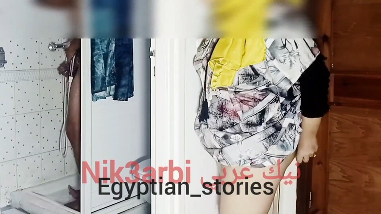 Egyptian stories: Un hombre egipcio se ducha y su padrastro entra. La...