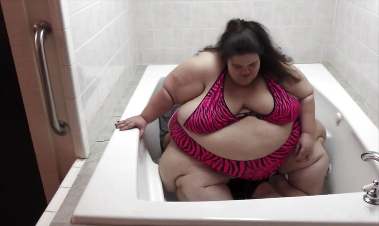 Full Weight Productions: Las bombas a tope de BigmommaKat en la bañera