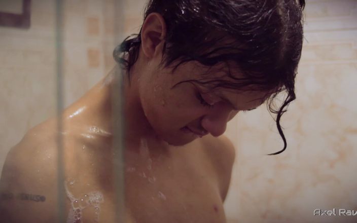 Axel Rave: Me pongo cachonda tomando una ducha y usando un masturbador...