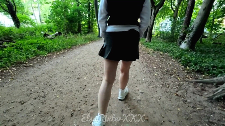 ElsaRixterXXX: Mi emocionante paseo sin bragas por el parque y al...