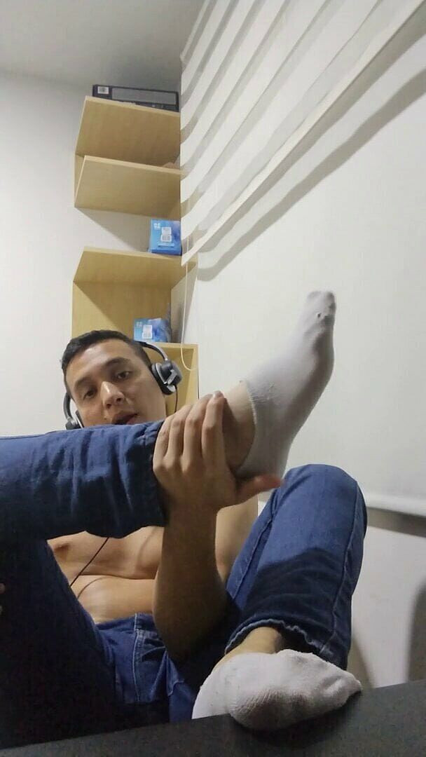 Tomas Styl: Chupa los pies de este latino