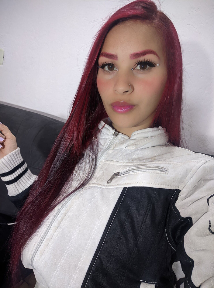 AlenaCox: Vi su pene y me puse cachonda