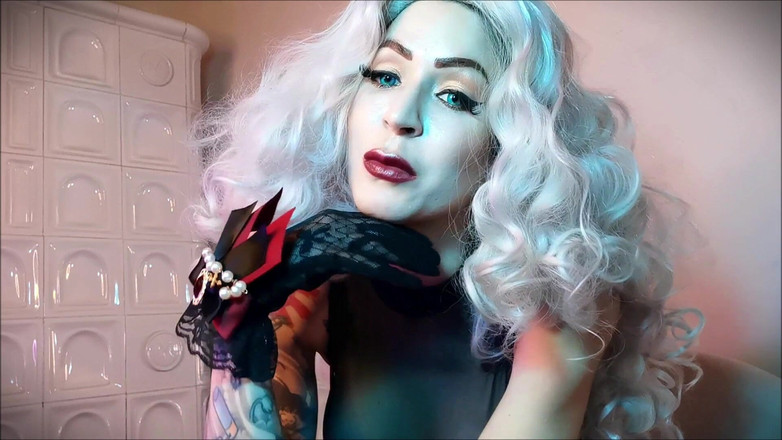 Baal Eldritch: Kamu harus masturbasi ke kaki nilonku!