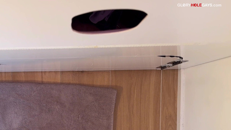 GLORYHOLEGAYS: Hetero-typ mit einem xl-schwanz schleicht sich ans gloryhole - Während seine...