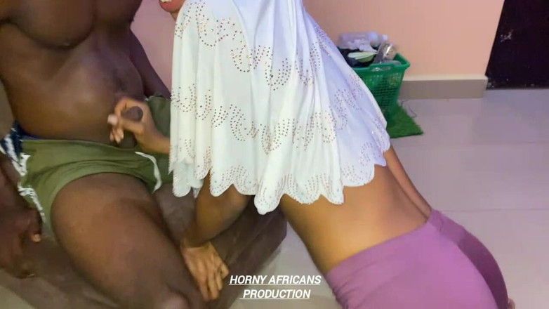 Horny Africans: Возбужденный ебарь растянул худенькую крошку с мокрой тугой пиздой