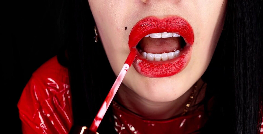 Goddess Misha Goldy: Labios hipnotizantes rojos - instrucciones de paja