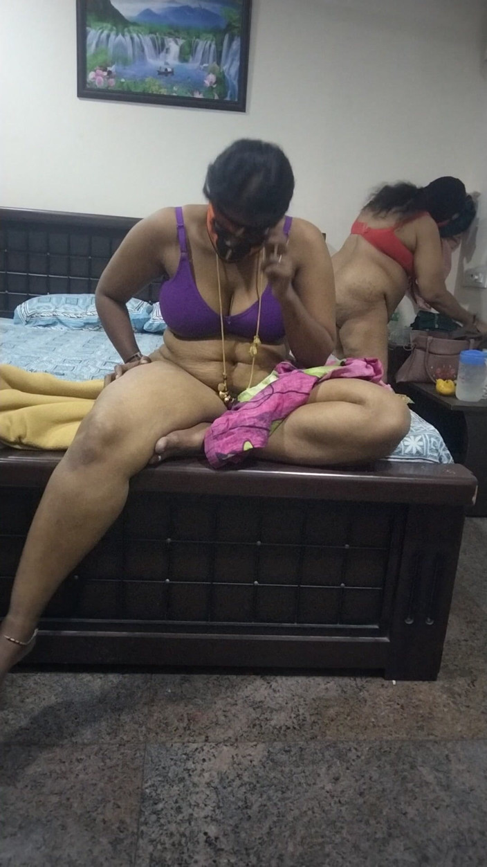 Benita sweety: Dos tías un chico caliente hablando y jugando