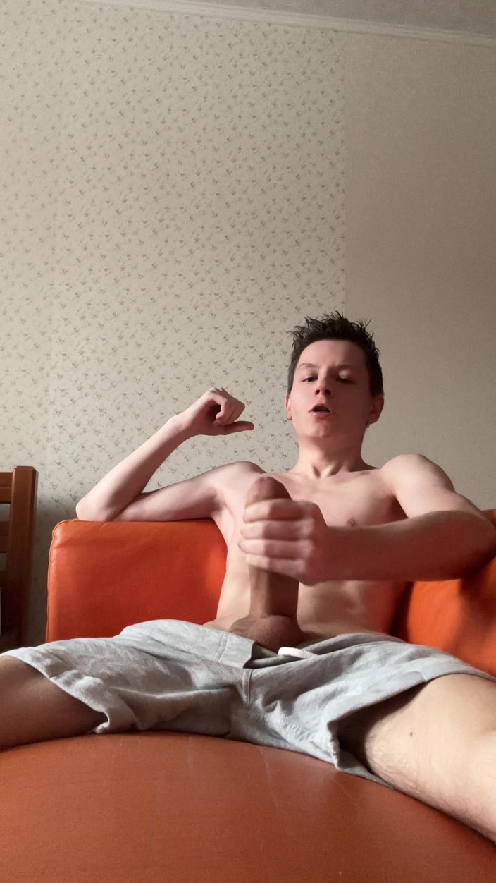 Morflot24: Twink student Evgeny se po studiu baví se svým 23 cm...