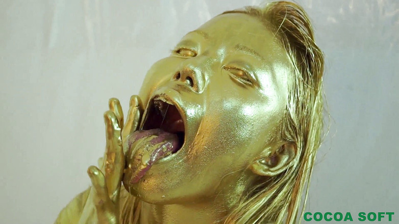 Cocoa Soft: Asiática en pintura de oro complació