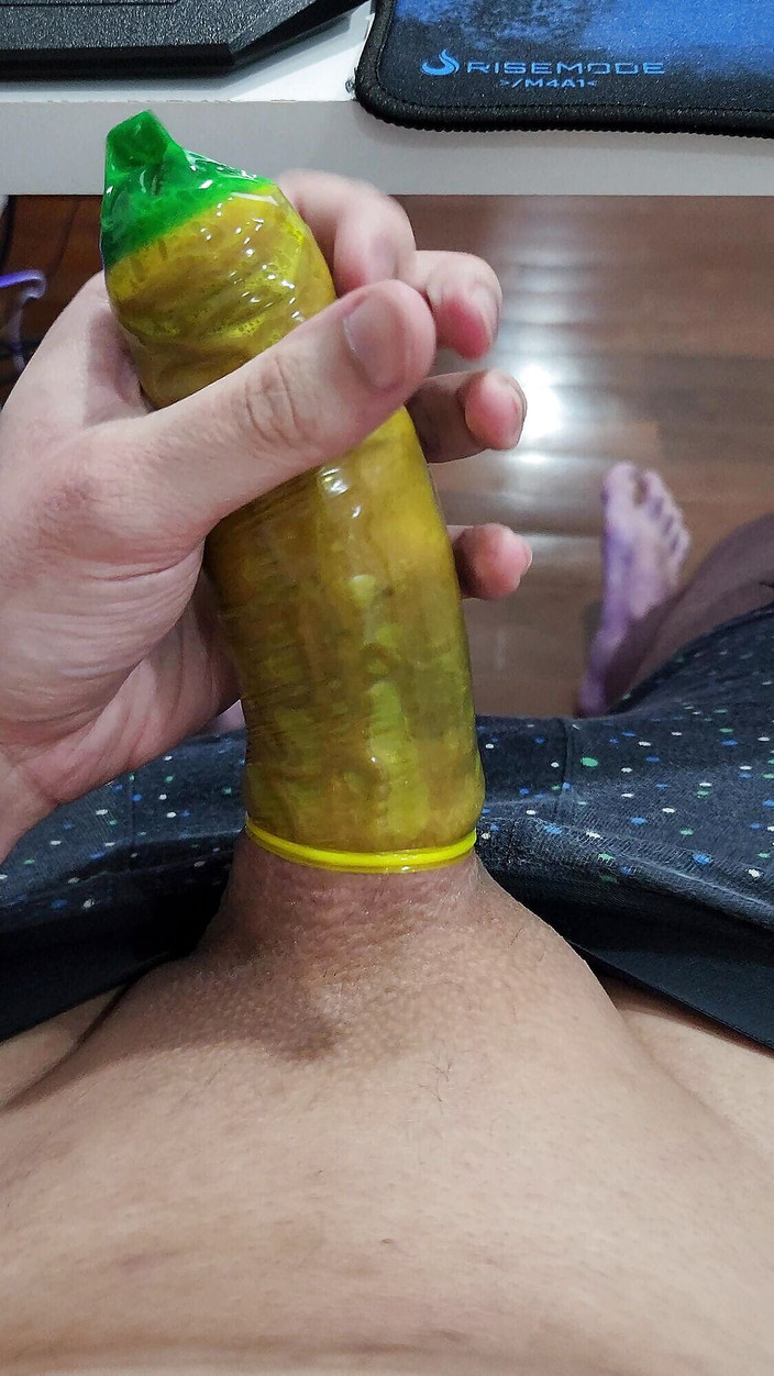 Lkdick8: Mi nuevo condón colorido.