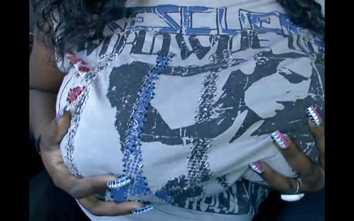 Africans Orgasm: Reina de ébano tetona caliente toma una gran polla bonita