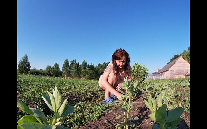 Hera Harding: La esposa del granjero se masturba en el campo