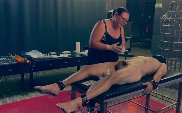 Mistress April: Dominatrix April - tres esclavas con un látigo - parte 4