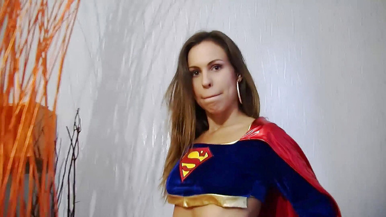 Toy Sluts: Красивая крошка в костюме супермена трахает дилдо ее киску