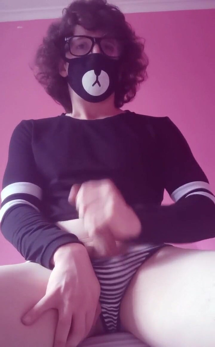 Rainbow Femboy: Un video más softcore hoy de mí masturbándome con colores...