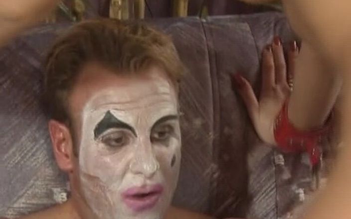 Porno kino: Домину из Германии с пирсингом киски трахнули в ее тугое очко