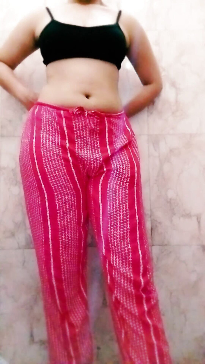 Riyathakur: Hermanastra atrapada por la cámara en el baño, sexy figura