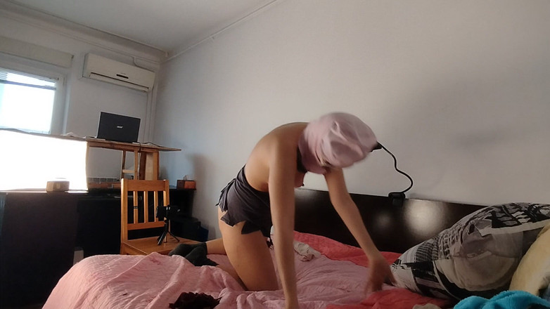 Amateur_MS: Жена трахает пальцами киску, испытывает оргазм в любительском видео. Волосатая киска латины, большие сиськи.