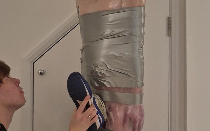 Bound Alex: Завернутый для кроссовки яиц и члена