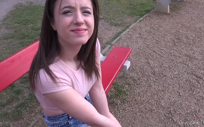 Immoral Live: Adolescente toma profundo en su culo