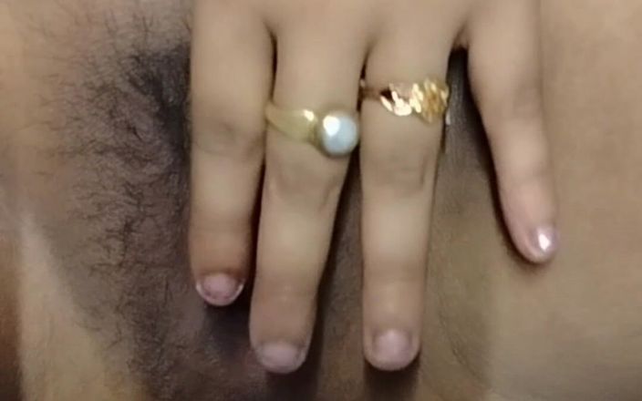 Bongsoniya69: Невестка трахает пальцами с открытой киской