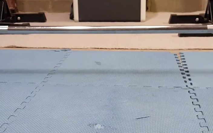 Michellexm: Hace ejercicio desnudo, estirando mis músculos en algunas pos sexy