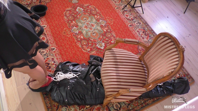 Mistress Legs: Sesión de dominación femenina con esclavo en bolso de esclavitud -...