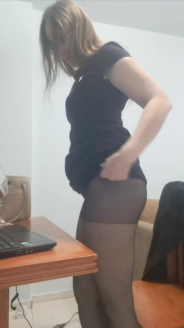 Flor_latina: Secretary Lets Herself Be Recorded Making a Hot Video Call...