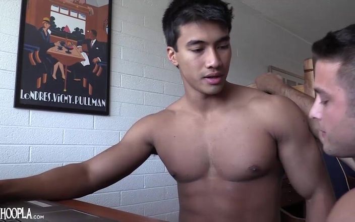 Gay Hoopla: Ken Ott को टैग-टीम किया जाता है!