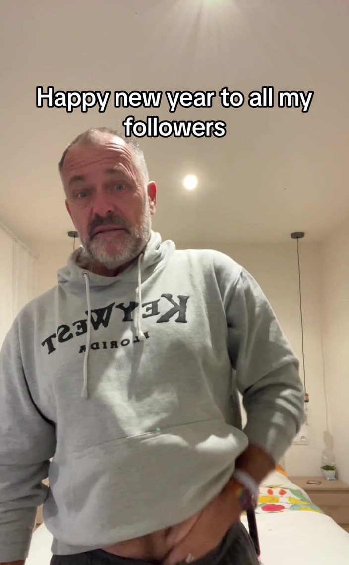 Daddybearvlc: Feliz año nuevo - adivina lo que te espera cuando regrese