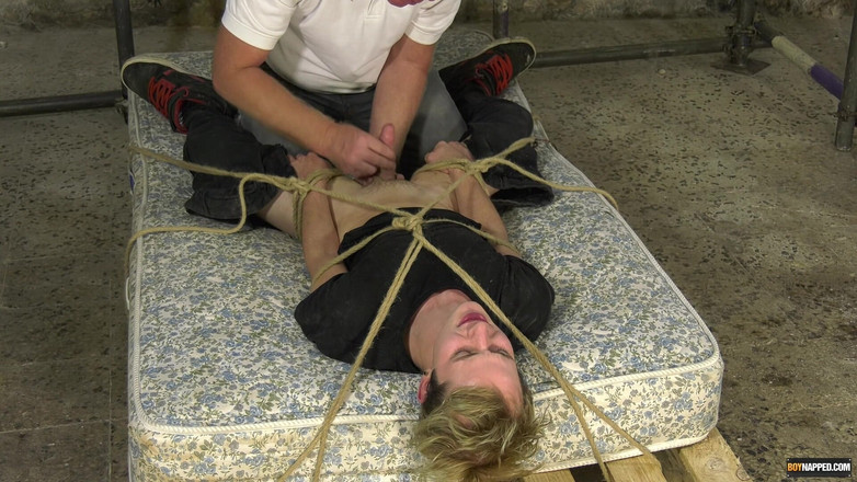 BoyNapped: 偷他的twingk男孩射精