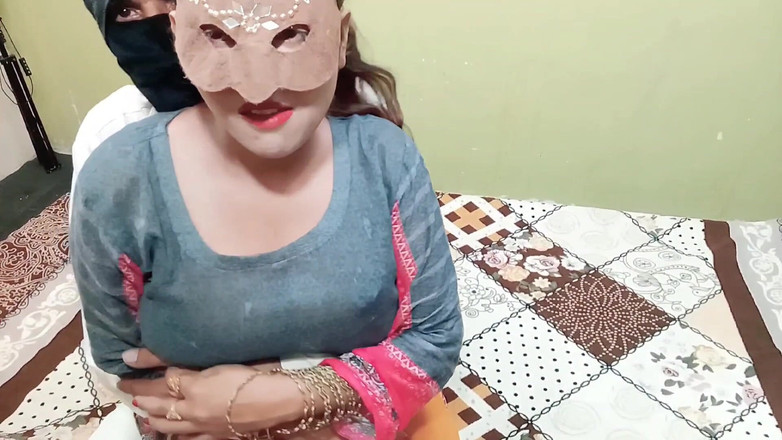 HotQueenPk: Hintli desi hizmetçi büyük yarak alıyor
