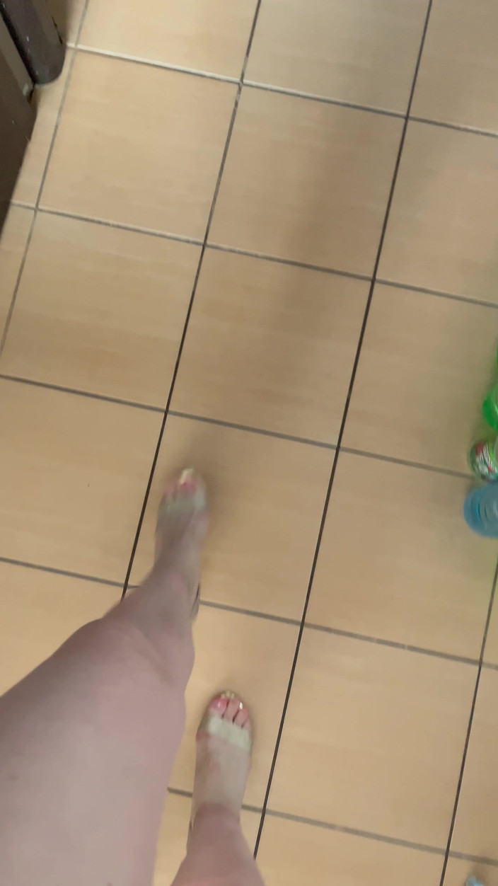 Feet: Punto de vista: los sonidos de caminar en tacones beige